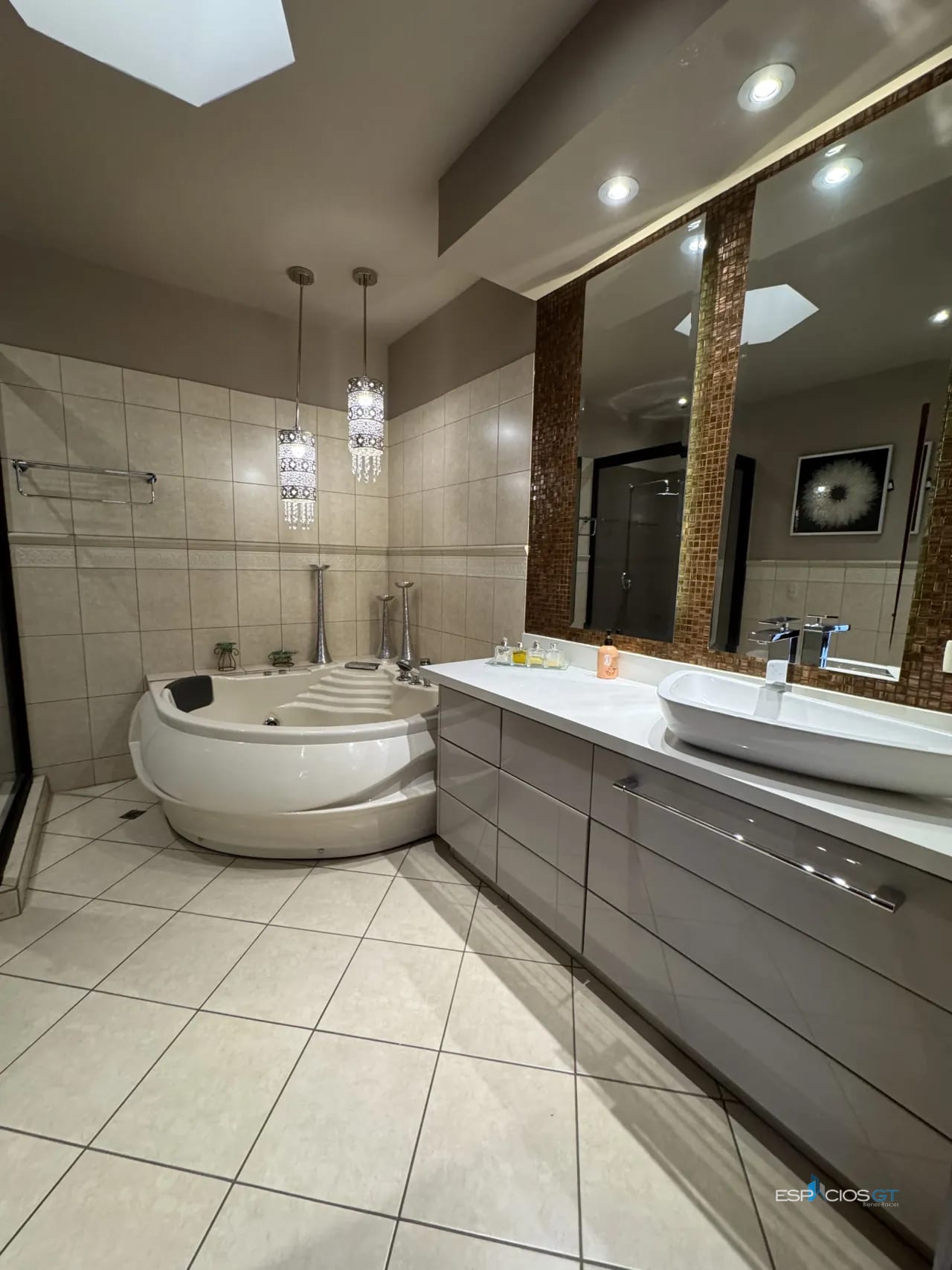 Casa| Puerta del Valle | Zona 1 Mixco 💰 US$430,000 Neg — Casa en Venta en Zona 1 Mixco, Guatemala, Ciudad — foto 8 de 12