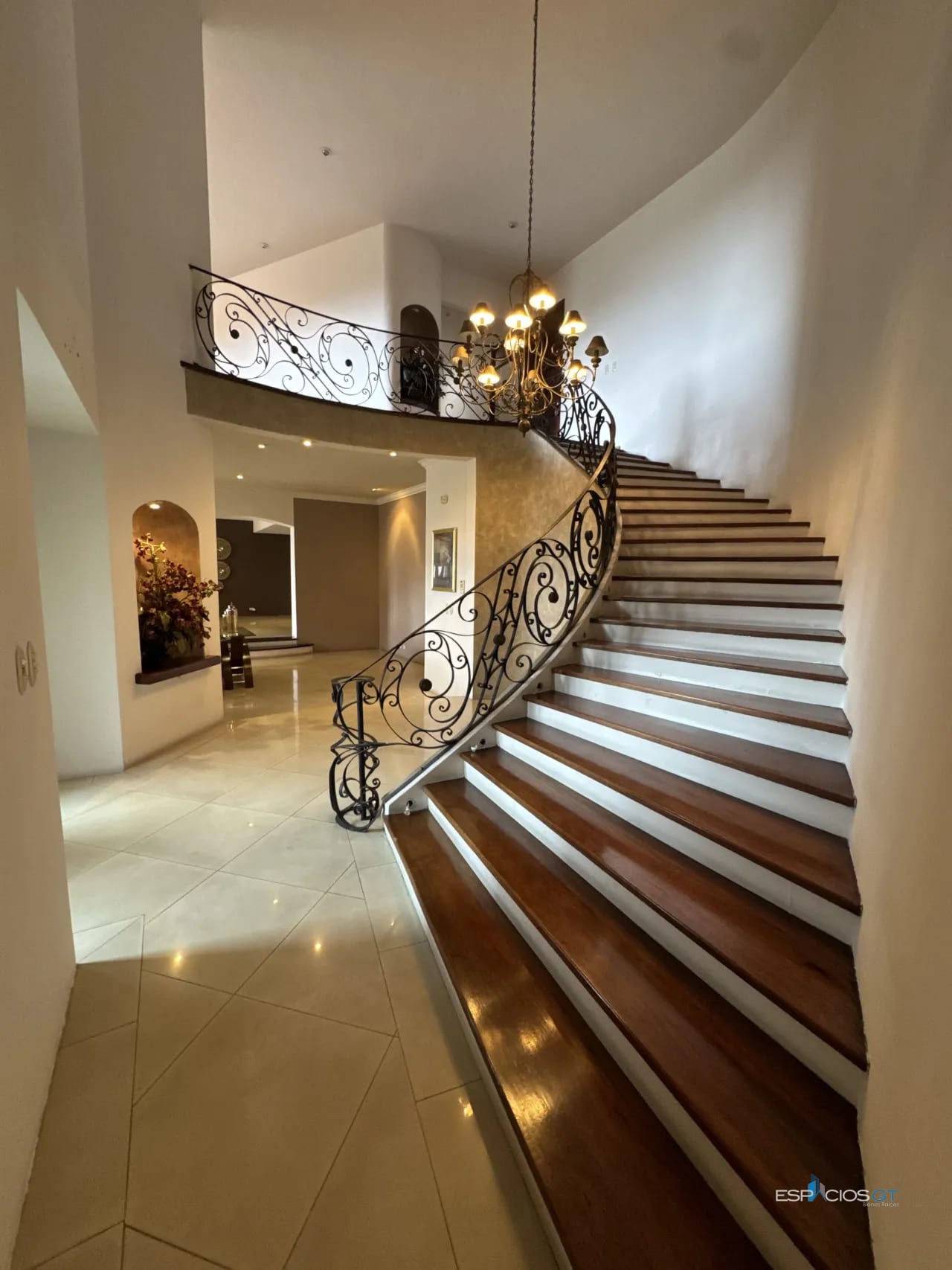 Casa| Puerta del Valle | Zona 1 Mixco 💰 US$430,000 Neg — Casa en Venta en Zona 1 Mixco, Guatemala, Ciudad — foto 11 de 12