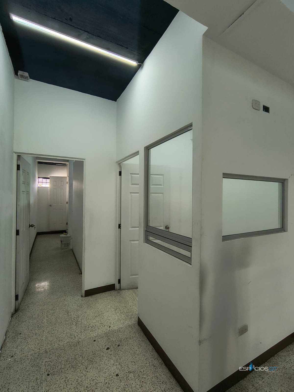 🏢 Se Renta Local Comercial en Zona 10 Cerca del Minex — Oficina en Alquiler en Zona 10, Guatemala, Ciudad — foto 5 de 6