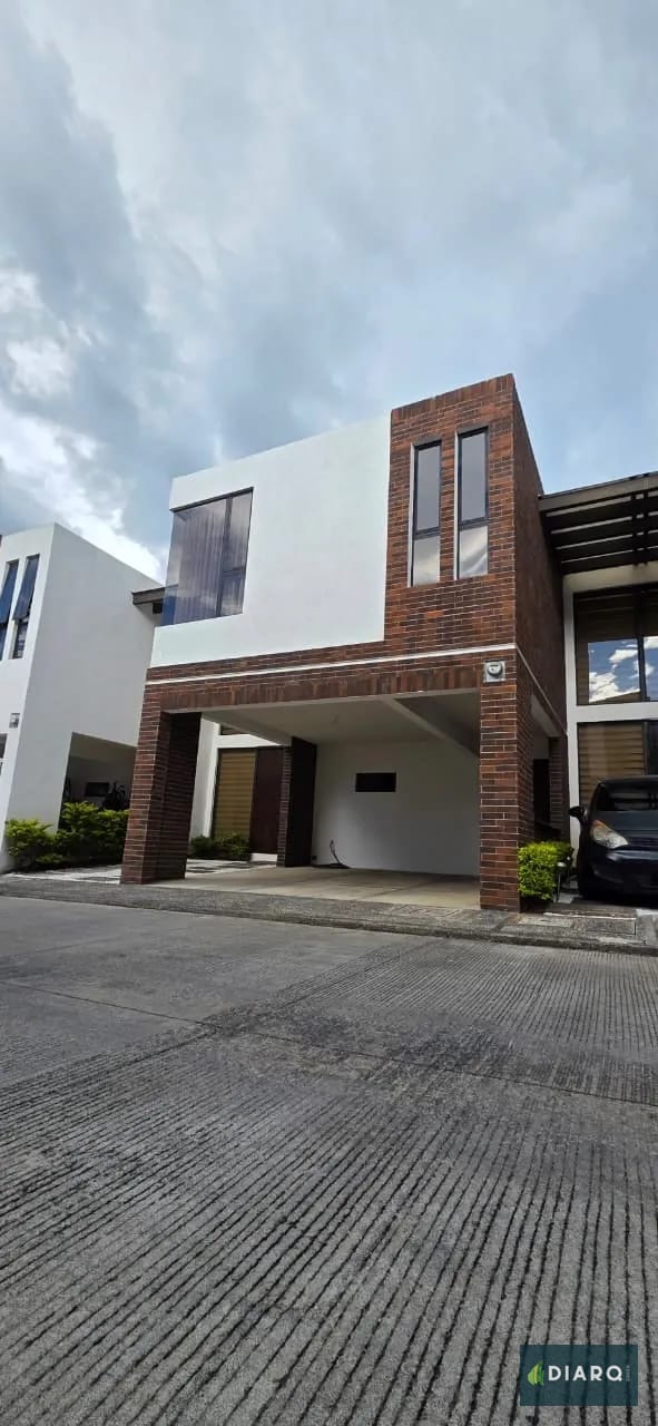 Casa amplia en venta en zona 16, en condominio — Casa en Venta en Zona 16, Guatemala, Ciudad — foto 1 de 17