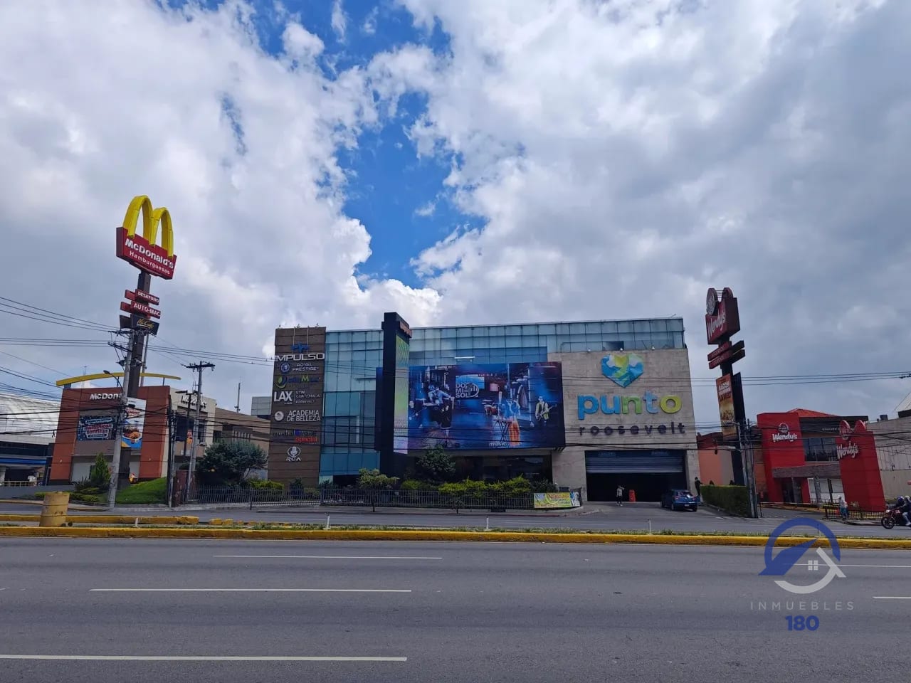 Amplio local en renta en C.C. Punto Roosevelt, zona 7 — Local en Alquiler en Zona 7, Guatemala, Ciudad — foto 1 de 16
