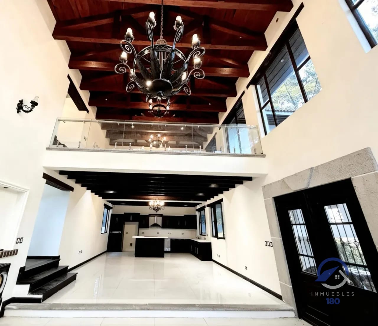 Mansión en venta sobre la Carretera Interamericana, km. 33.8 — Casa en Venta en San Lucas Sacatepéquez, Sacatepéquez — foto 1 de 13