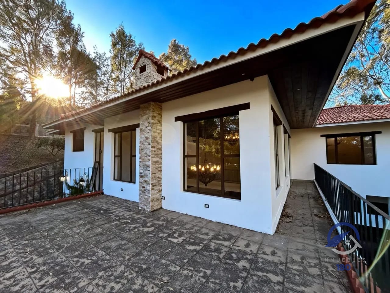 Mansión en venta sobre la Carretera Interamericana, km. 33.8 — Casa en Venta en San Lucas Sacatepéquez, Sacatepéquez — foto 3 de 13