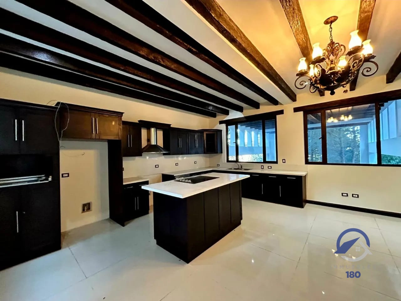 Mansión en venta sobre la Carretera Interamericana, km. 33.8 — Casa en Venta en San Lucas Sacatepéquez, Sacatepéquez — foto 8 de 13