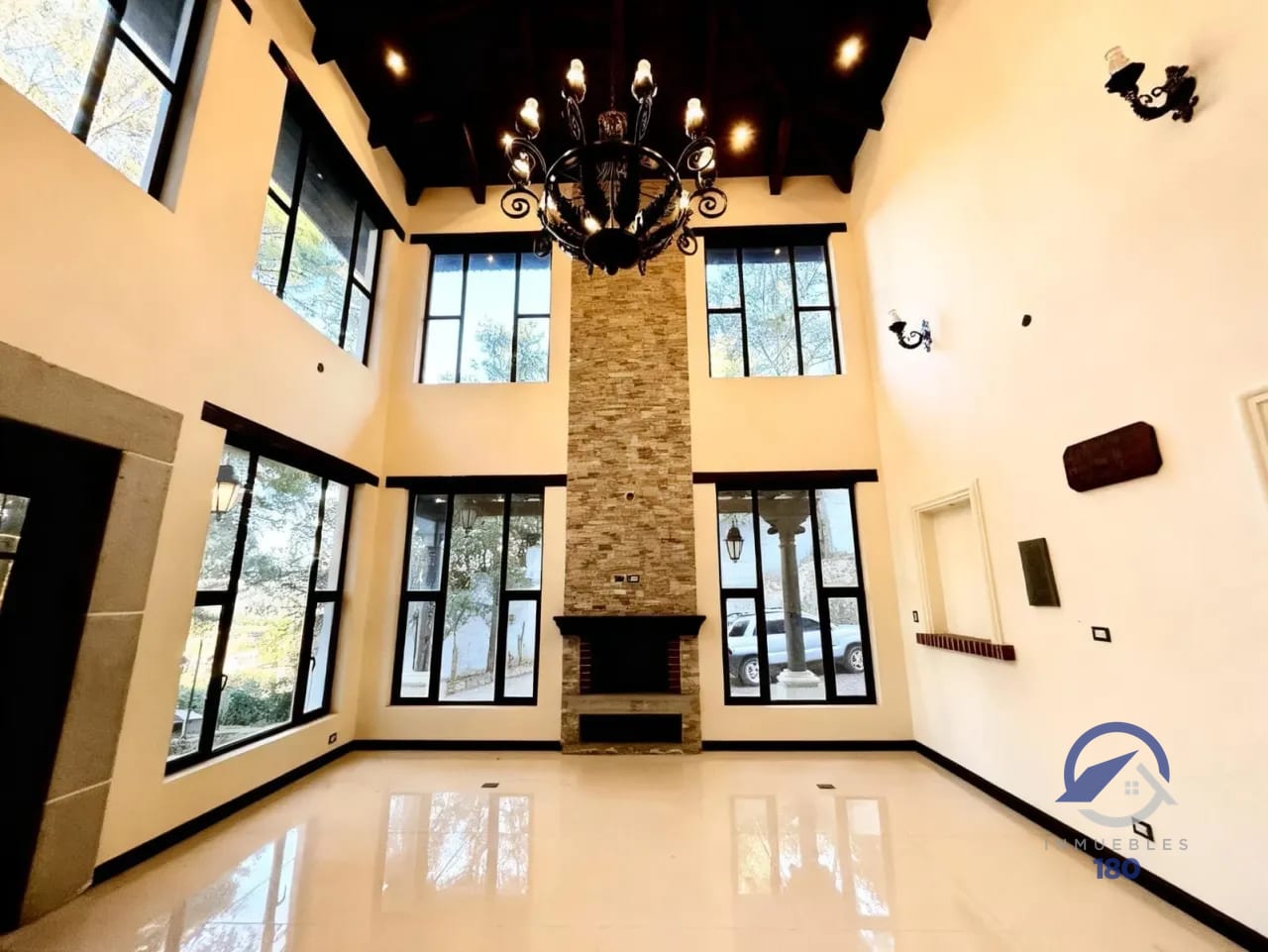 Mansión en venta sobre la Carretera Interamericana, km. 33.8 — Casa en Venta en San Lucas Sacatepéquez, Sacatepéquez — foto 9 de 13