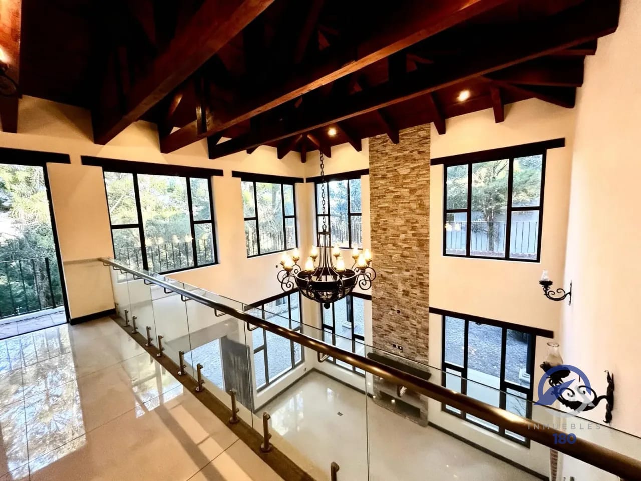 Mansión en venta sobre la Carretera Interamericana, km. 33.8 — Casa en Venta en San Lucas Sacatepéquez, Sacatepéquez — foto 12 de 13