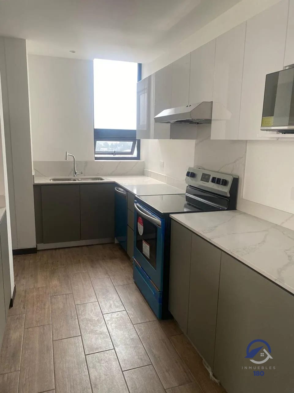Apartamento en alquiler en Edificio Auré, zona 13 - Image 3