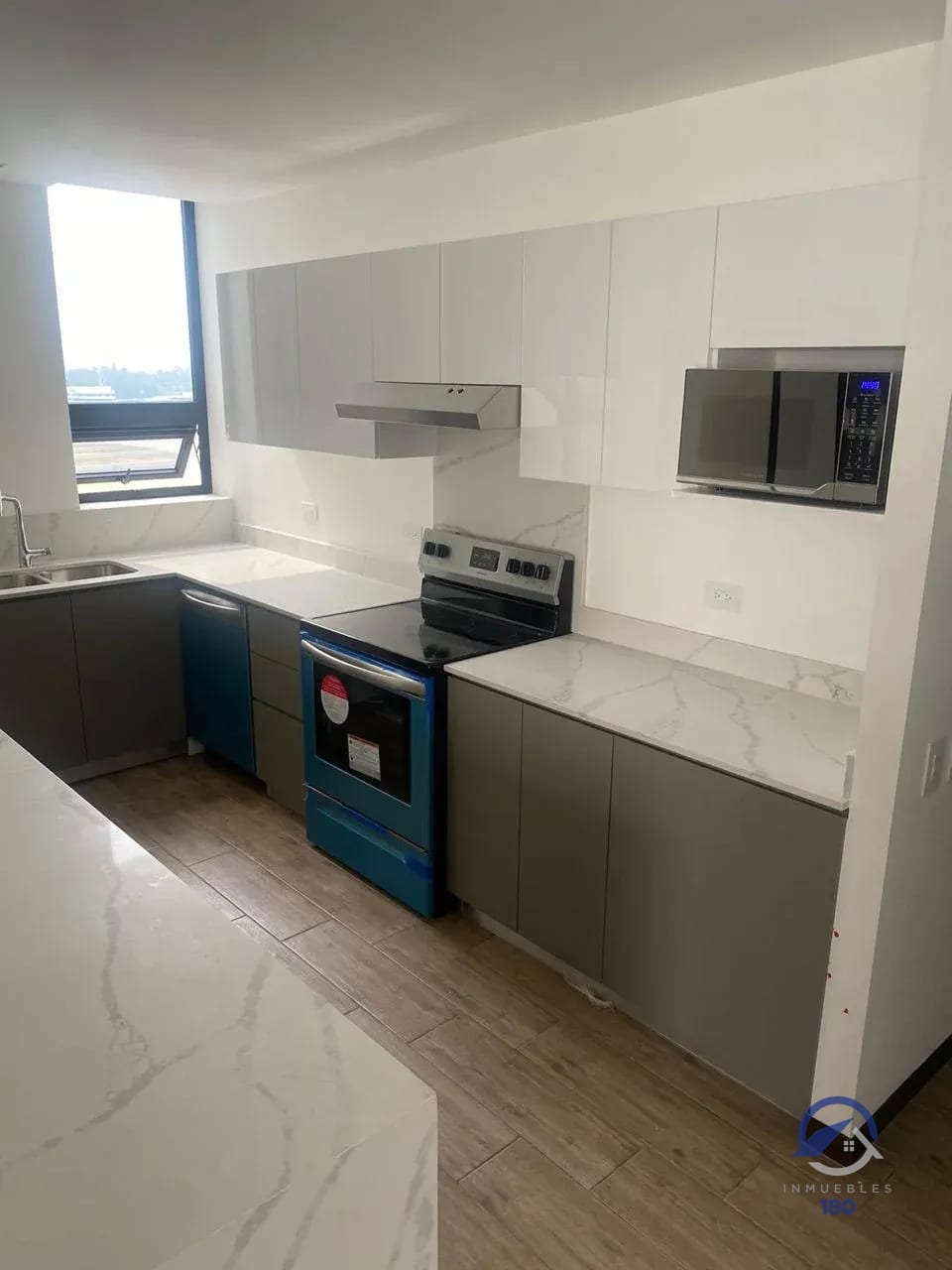 Apartamento en alquiler en Edificio Auré, zona 13 - Image 2