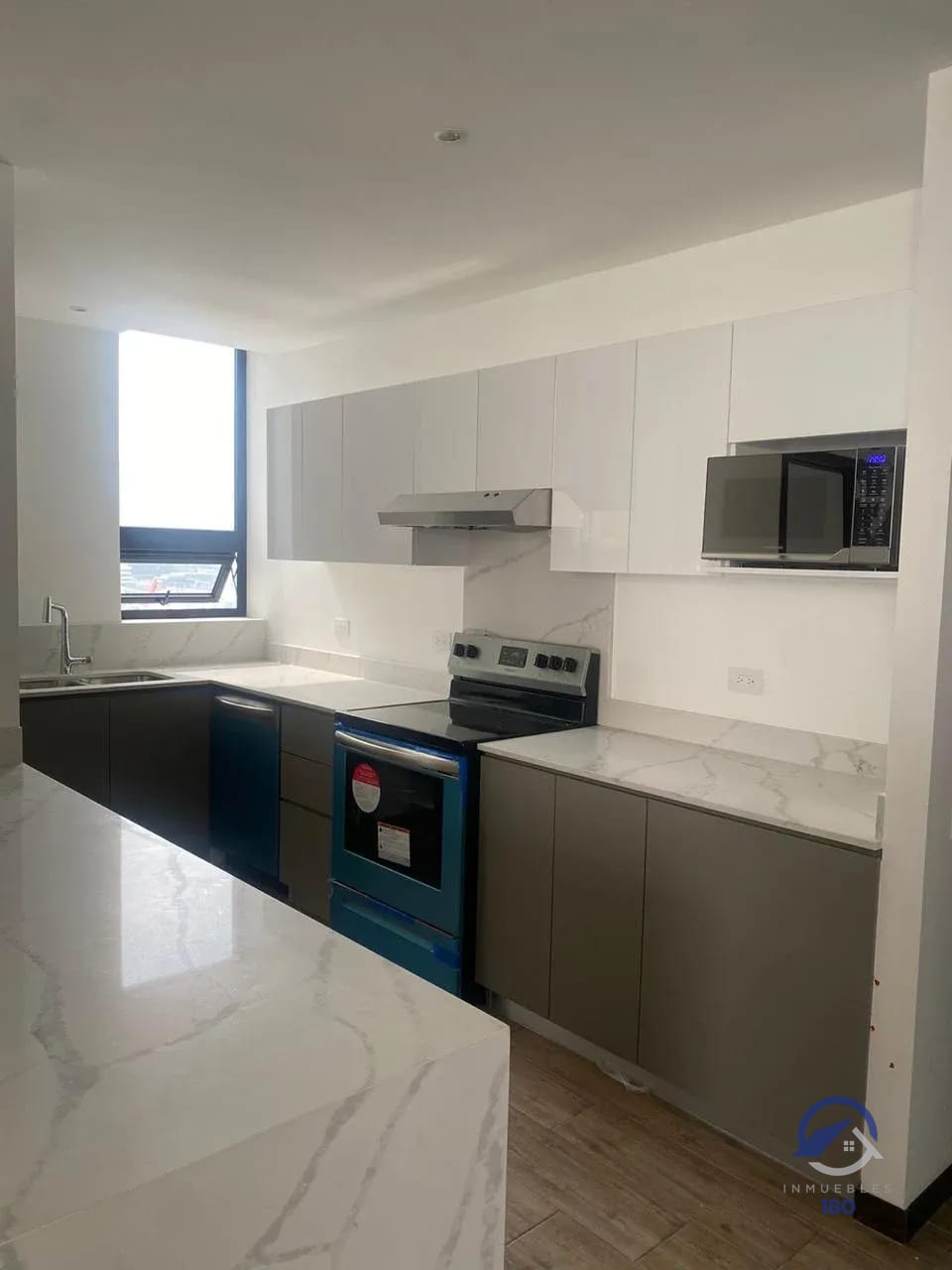 Apartamento en alquiler en Edificio Auré, zona 13 - Image 5