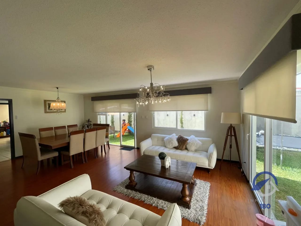 Amplia casa en venta en Las Luces del Encinal, zona 7 de Mixco — Casa en Venta en Zona 7 Mixco, Guatemala, Ciudad — foto 2 de 14