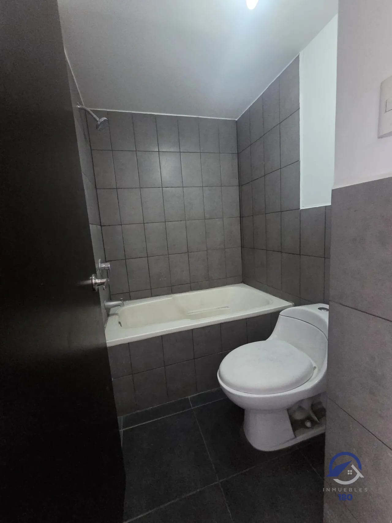 Baño — Apartamento de 2 dormitorios en venta en Mariscal Uno Uno, zona 11 — Apartamento en Venta en Mariscal Uno Uno, Zona 11, Guatemala, Ciudad — foto 12 de 17