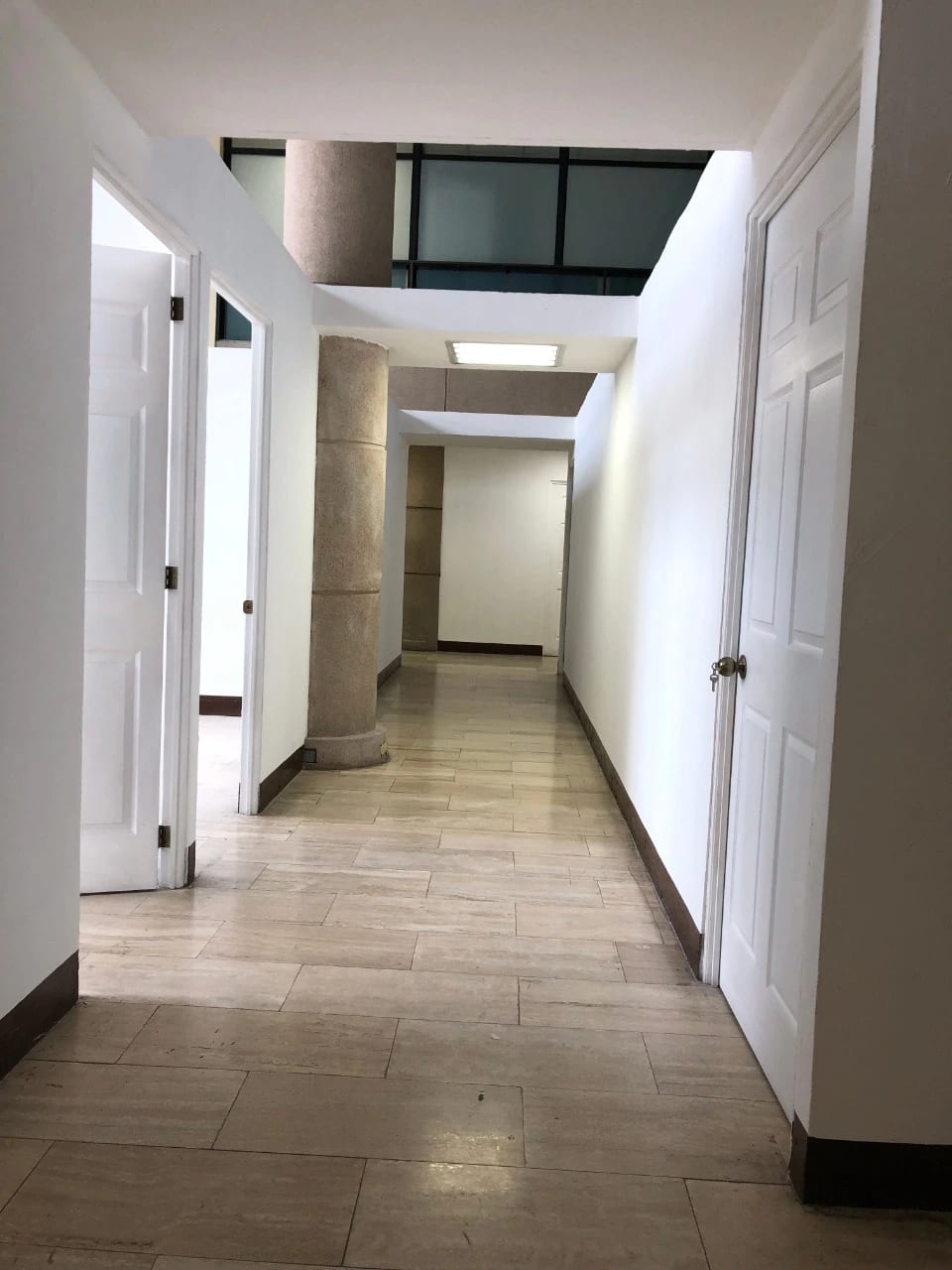 Se renta edificio en Zona 10 ubicado en Boulevard los Próceres, 5 niveles de oficinas divididas en 54 oficinas. — Edificio en Alquiler en Zona 10, Guatemala, Ciudad — foto 1 de 12
