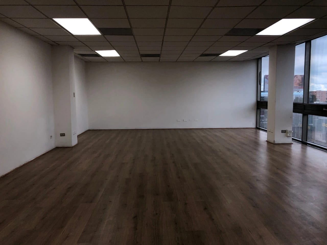 Se renta edificio en Zona 10 ubicado en Boulevard los Próceres, 5 niveles de oficinas divididas en 54 oficinas. — Edificio en Alquiler en Zona 10, Guatemala, Ciudad — foto 3 de 12