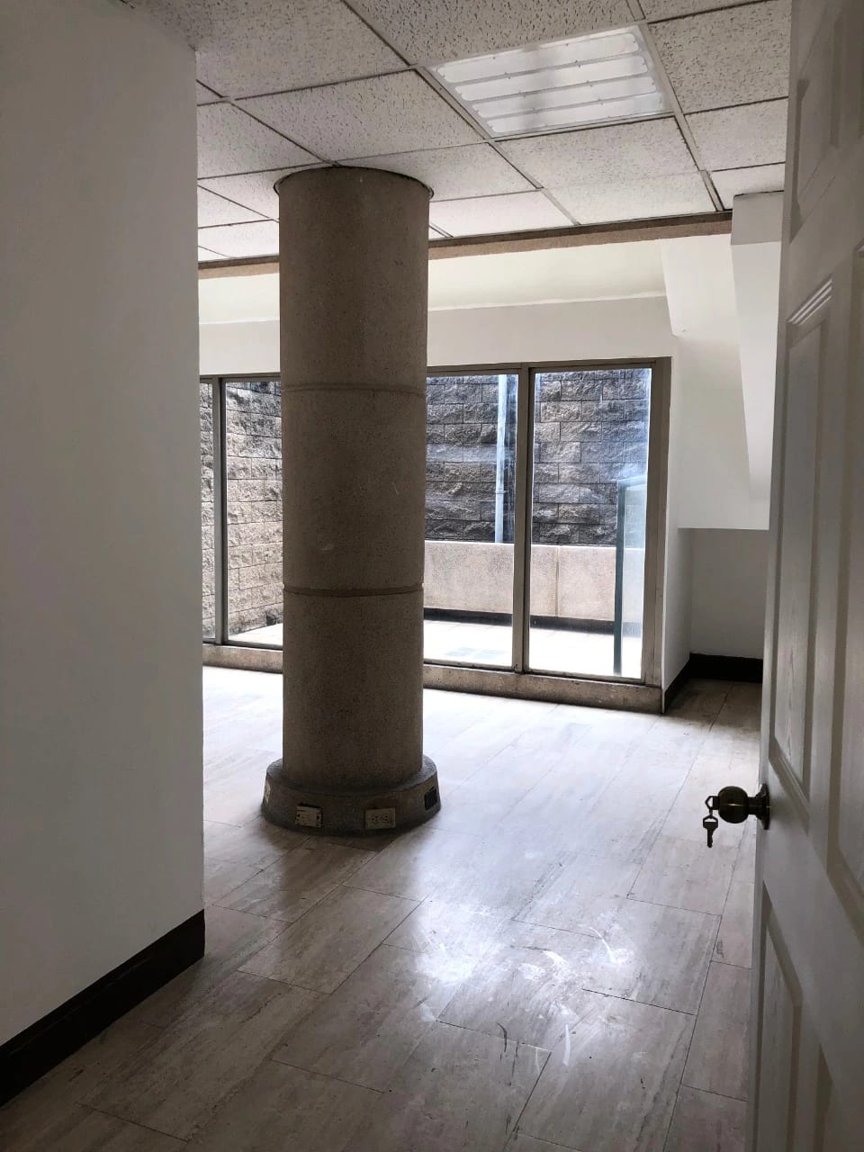 Se renta edificio en Zona 10 ubicado en Boulevard los Próceres, 5 niveles de oficinas divididas en 54 oficinas. — Edificio en Alquiler en Zona 10, Guatemala, Ciudad — foto 4 de 12