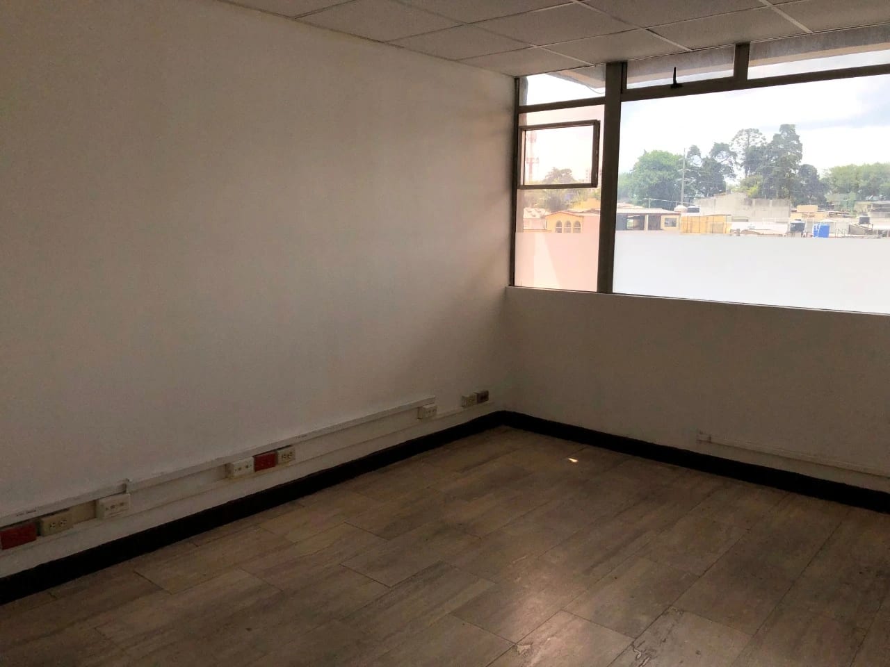 Se renta edificio en Zona 10 ubicado en Boulevard los Próceres, 5 niveles de oficinas divididas en 54 oficinas. — Edificio en Alquiler en Zona 10, Guatemala, Ciudad — foto 5 de 12