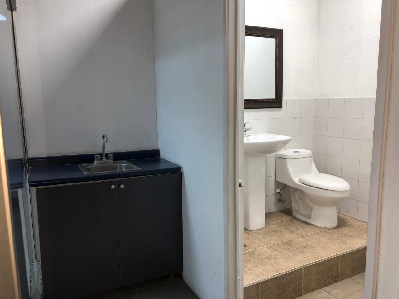 Se renta edificio en Zona 10 ubicado en Boulevard los Próceres, 5 niveles de oficinas divididas en 54 oficinas. — Edificio en Alquiler en Zona 10, Guatemala, Ciudad — foto 7 de 12