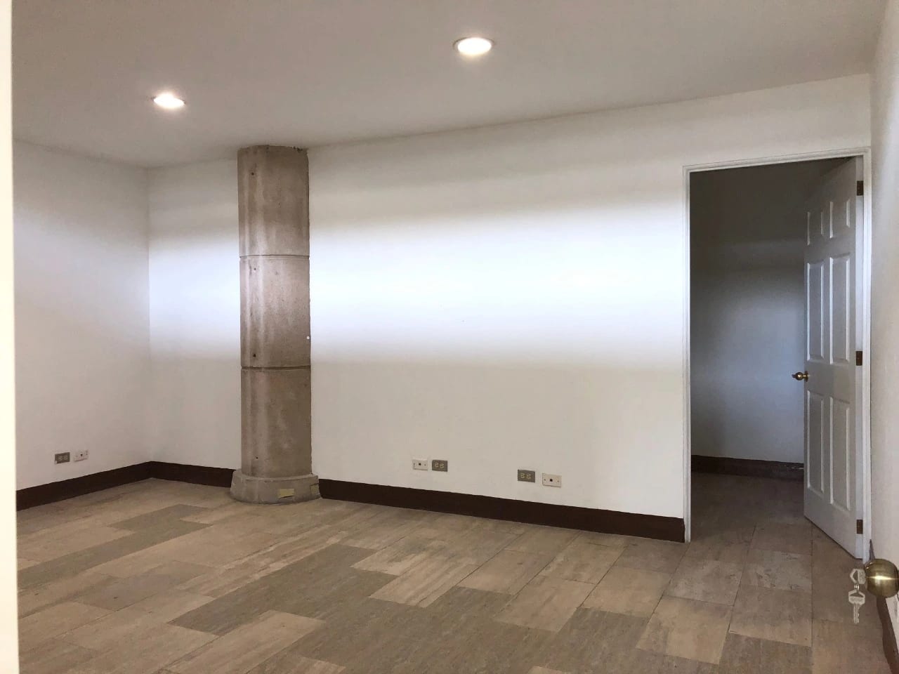 Se renta edificio en Zona 10 ubicado en Boulevard los Próceres, 5 niveles de oficinas divididas en 54 oficinas. — Edificio en Alquiler en Zona 10, Guatemala, Ciudad — foto 9 de 12