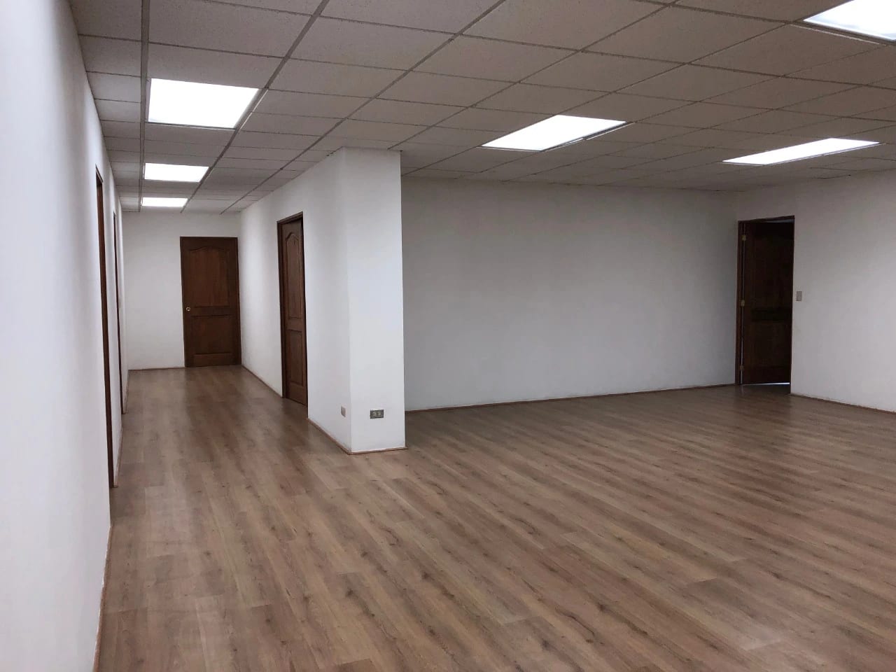 Se renta edificio en Zona 10 ubicado en Boulevard los Próceres, 5 niveles de oficinas divididas en 54 oficinas. — Edificio en Alquiler en Zona 10, Guatemala, Ciudad — foto 10 de 12