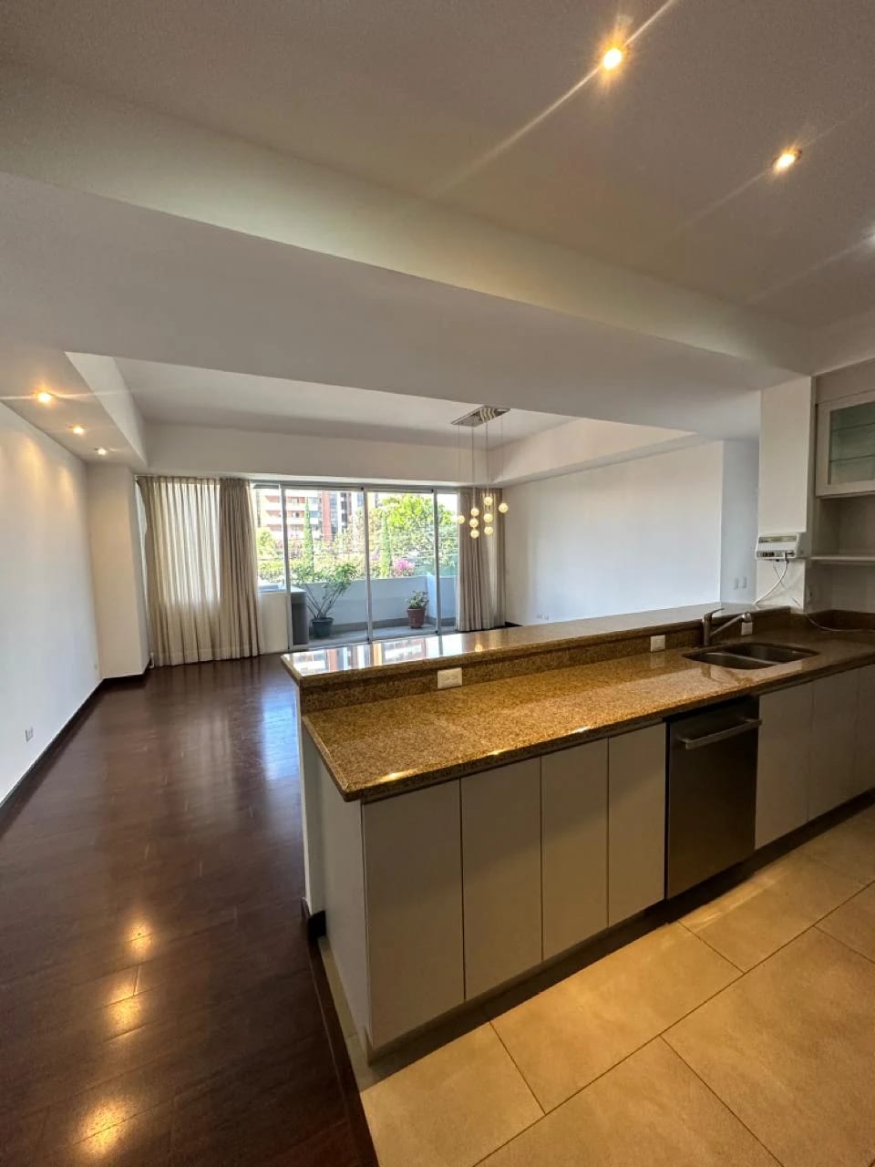 Alquilo de amplio apartamento en Edificio Quinze | Vista Hermosa 1 — Apartamento en Alquiler en Quinze, Zona 15, Guatemala, Ciudad — foto 2 de 11