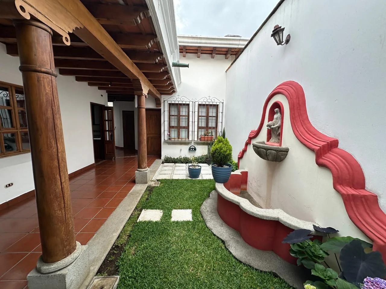 Renta de Casa en Antigua Guatemala a 600m de Iglesia El Calvario | Den — Casa en Alquiler en Antigua, Sacatepéquez — foto 1 de 13