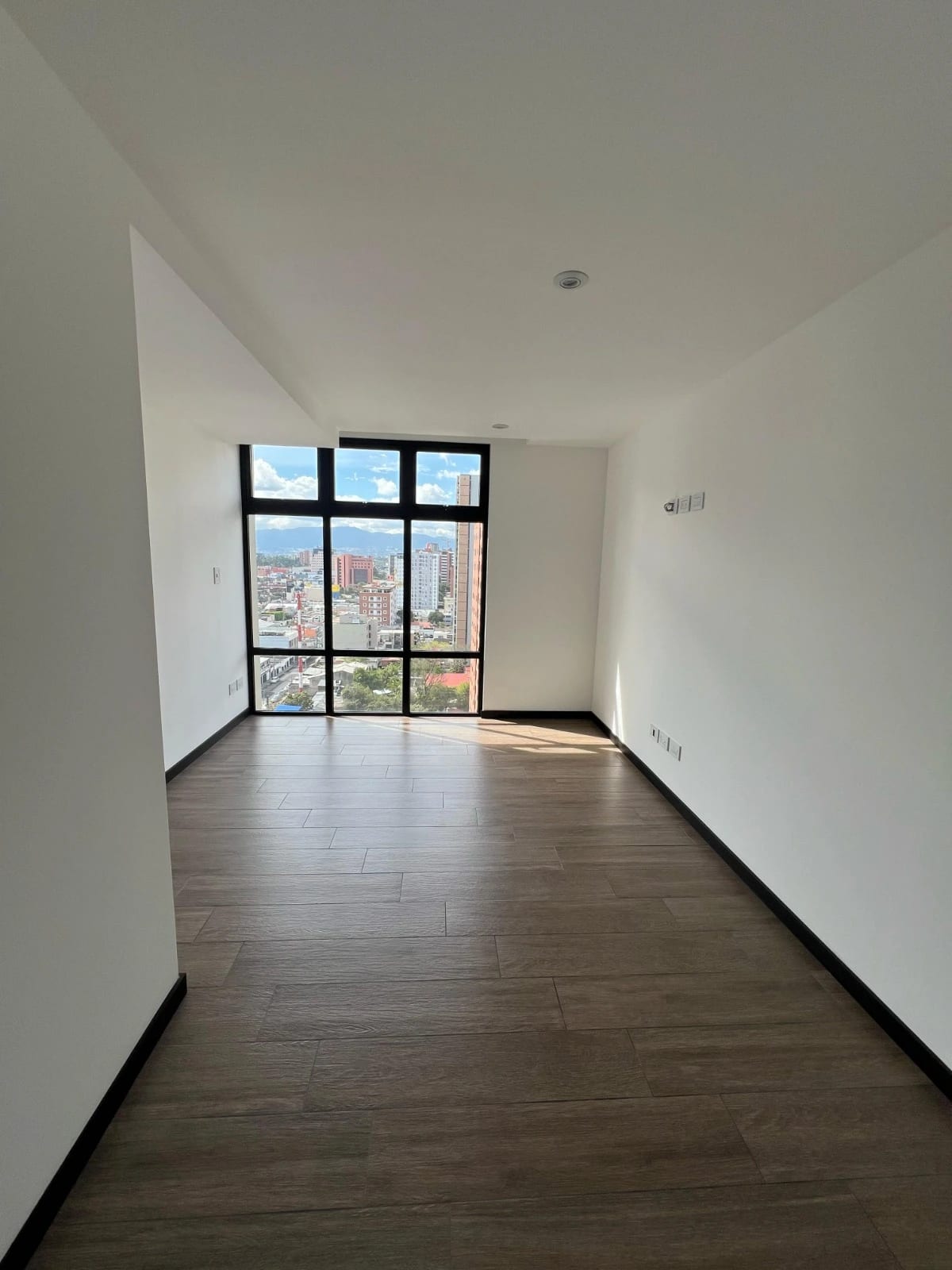 Renta y Venta de Apartamento con Jardín en IQ10 Zona 10 — Apartamento en Alquiler en IQ10, Zona 10, Guatemala, Ciudad — foto 9 de 16
