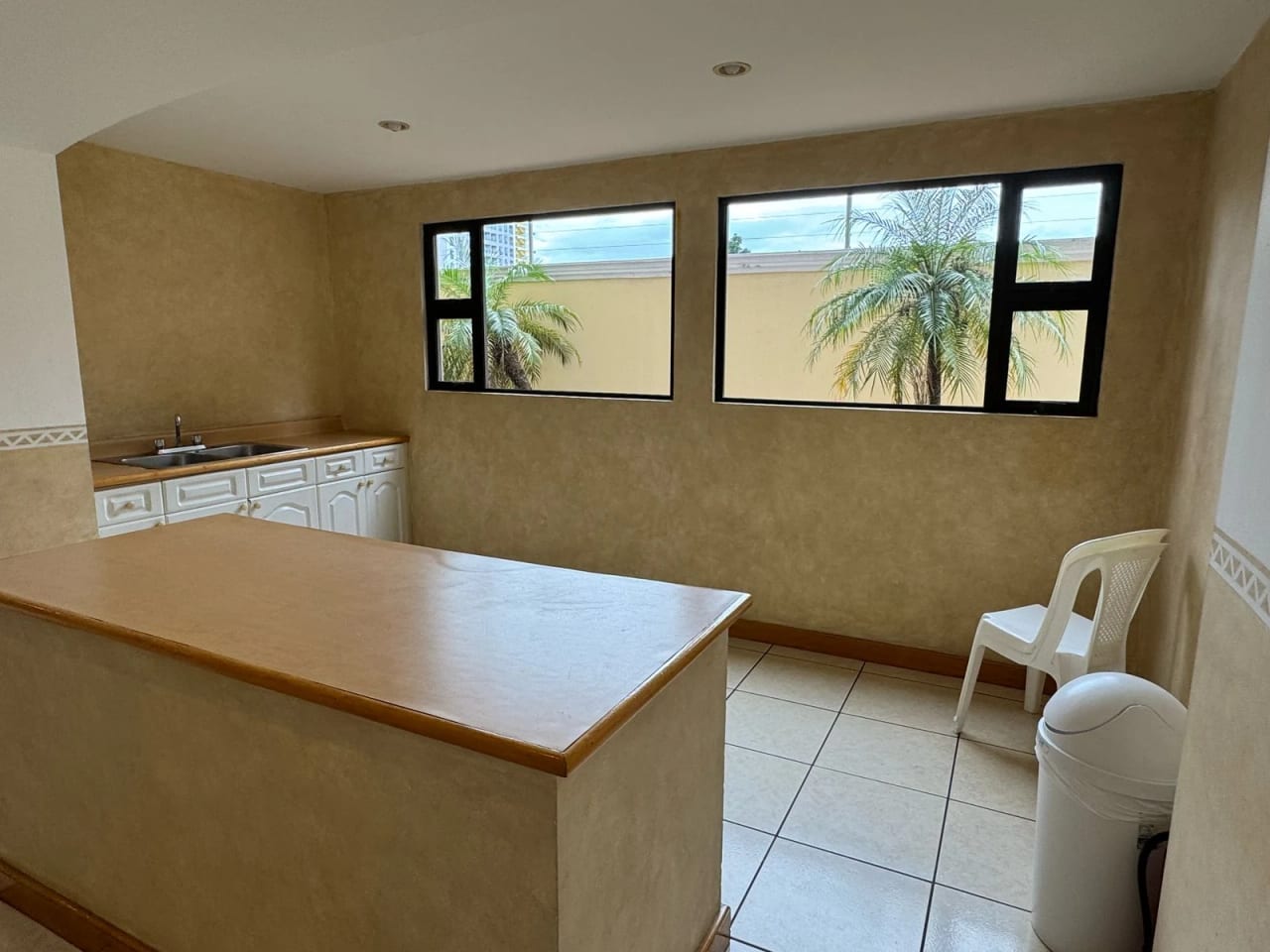 Renta y Venta de Penthouse en Edificio Torre Castelar Zona 10 — Apartamento en Alquiler en Torre Castelar, Zona 10, Guatemala, Ciudad — foto 2 de 10