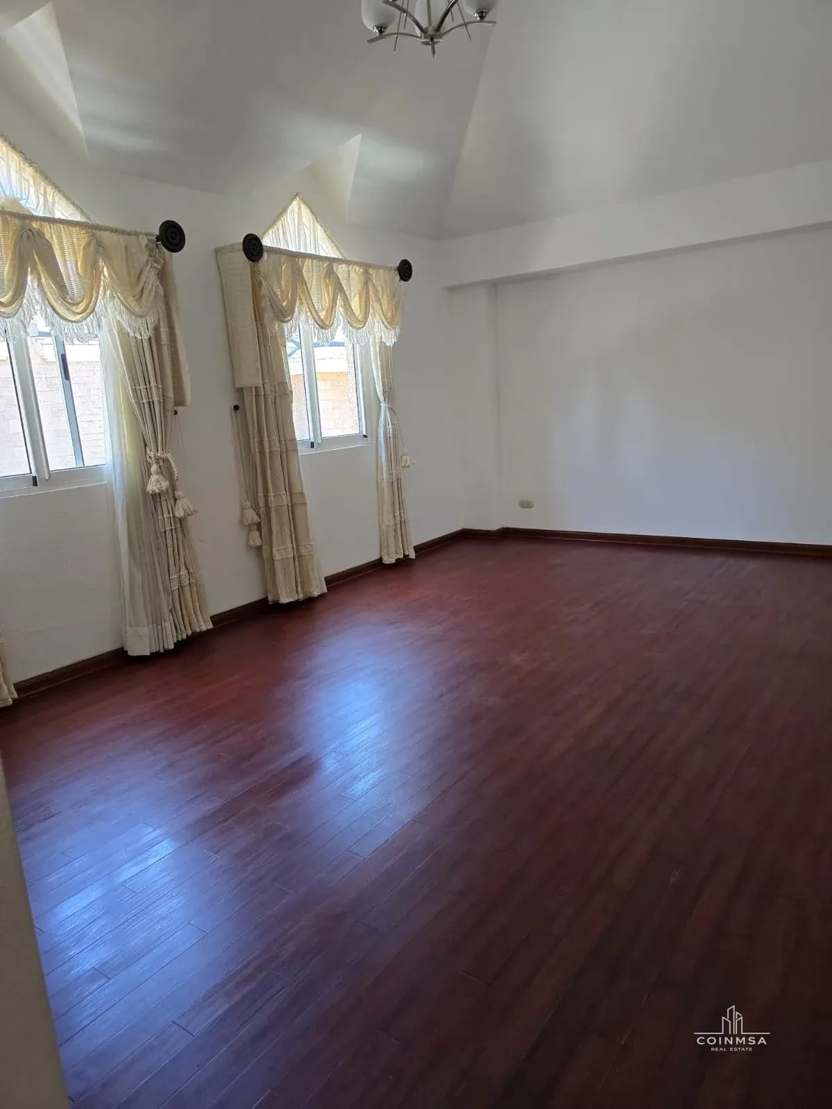 Casa en renta en zona 14 / La Moncloa — Casa en Alquiler en Zona 14, Guatemala, Ciudad — foto 1 de 15