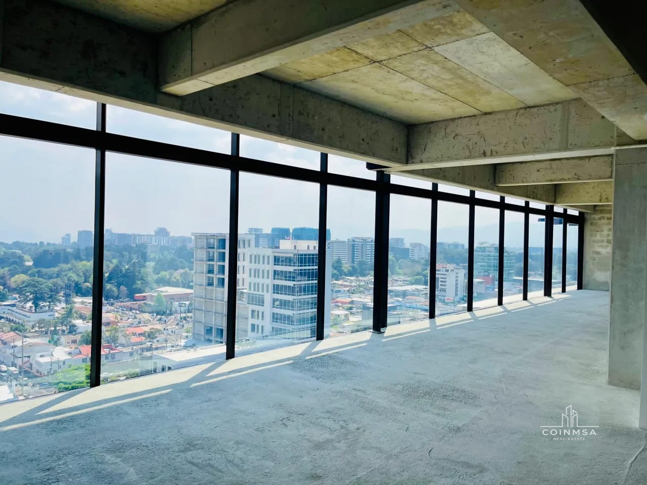 Oficina en renta zona 10 / Edificio 01010 — Oficina en Alquiler en Zona 10, Guatemala, Ciudad — foto 1 de 13