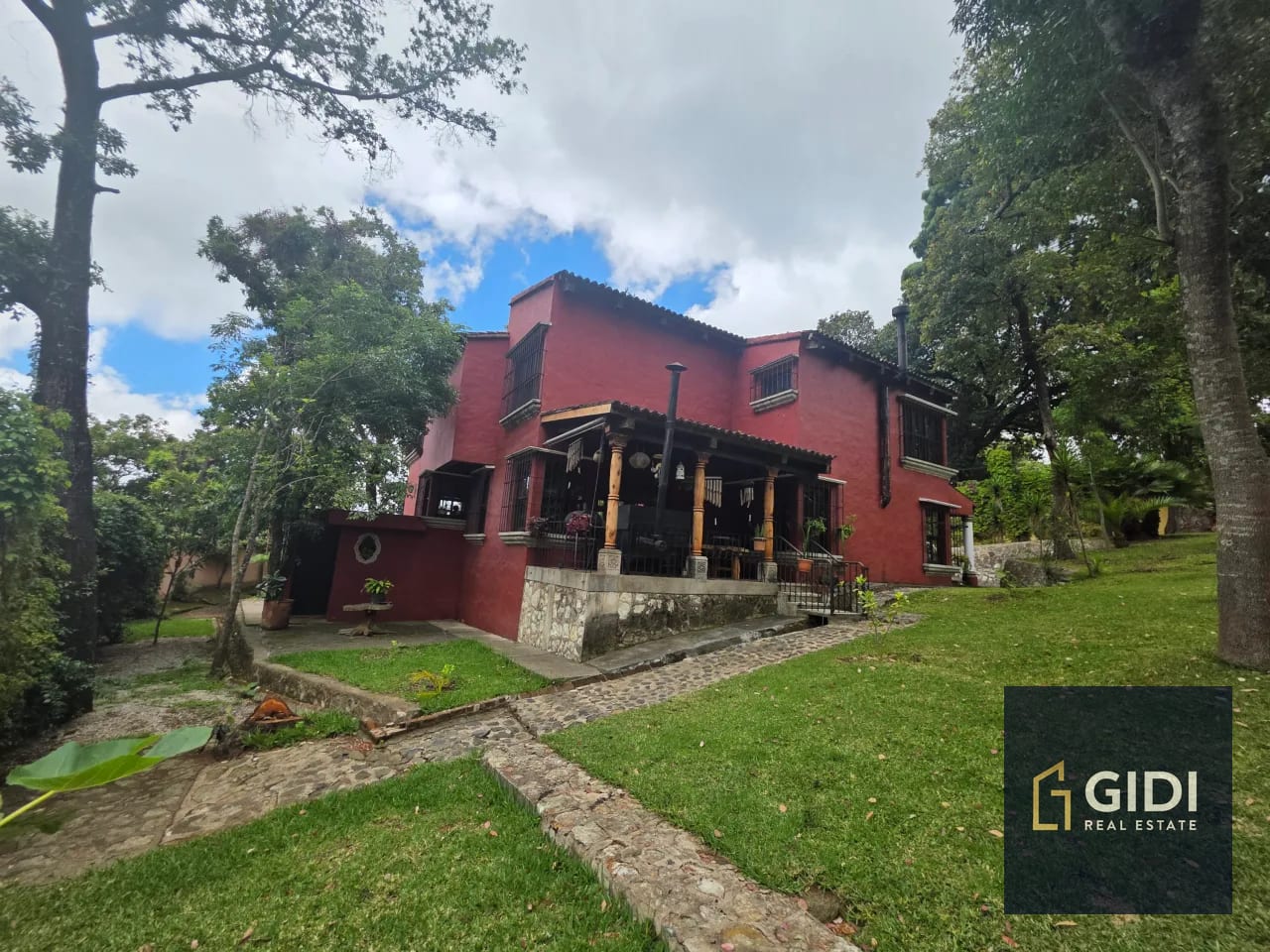 Casa colonial Z.6 Mixco | 3 dorm + servicio + 7 parqueos — Casa en Venta en Club Campestre La Montaña, Zona 6 Mixco, Guatemala, Ciudad — foto 1 de 17