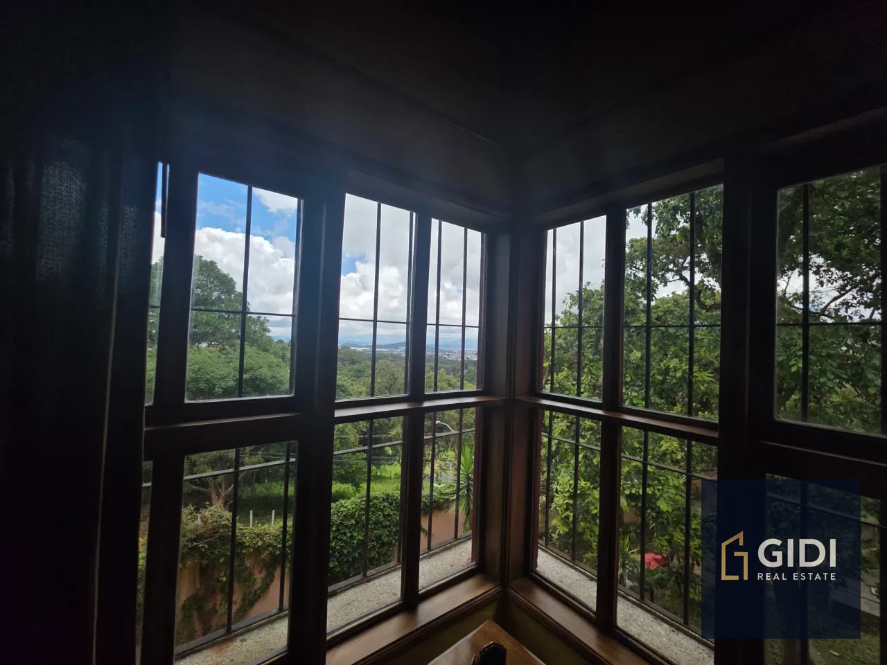 Casa colonial Z.6 Mixco | 3 dorm + servicio + 7 parqueos — Casa en Venta en Club Campestre La Montaña, Zona 6 Mixco, Guatemala, Ciudad — foto 9 de 17