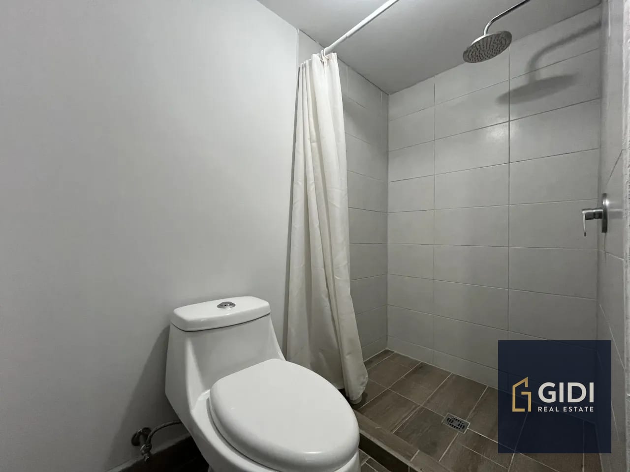 Baño — A 15 min. de Antigua, rento apartamento amoblado, 3 dorm. Q5,000 — Apartamento en Alquiler en Santa Lucía Milpas Altas, Sacatepéquez — foto 11 de 17