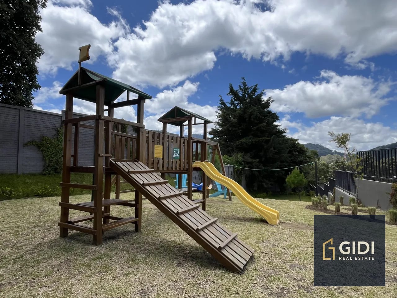 Área social — A 15 min. de Antigua, rento apartamento amoblado, 3 dorm. Q5,000 — Apartamento en Alquiler en Santa Lucía Milpas Altas, Sacatepéquez — foto 16 de 17