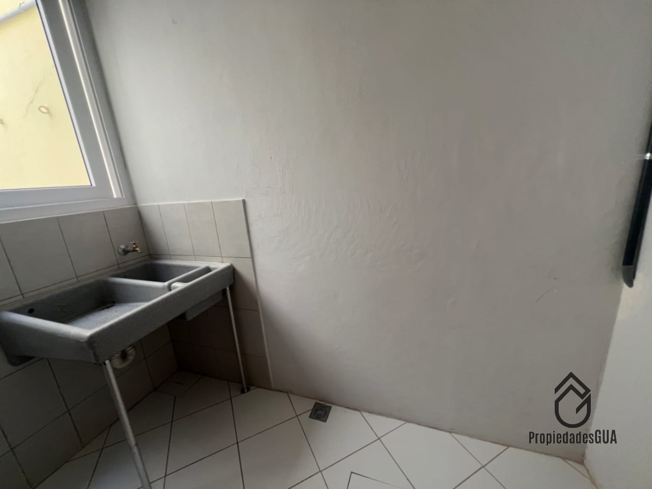 Apartamentos amplios y recién remodelados zona 13 (copia) — Apartamento en Alquiler en Zona 13, Guatemala, Ciudad — foto 6 de 11
