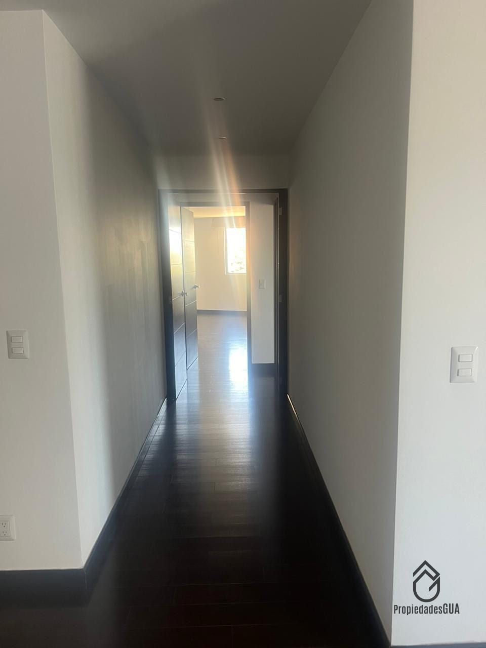 Apto amplio de 2 dormitorios + 1 de servicio — Apartamento en Alquiler en Zona 14, Guatemala, Ciudad — foto 3 de 9