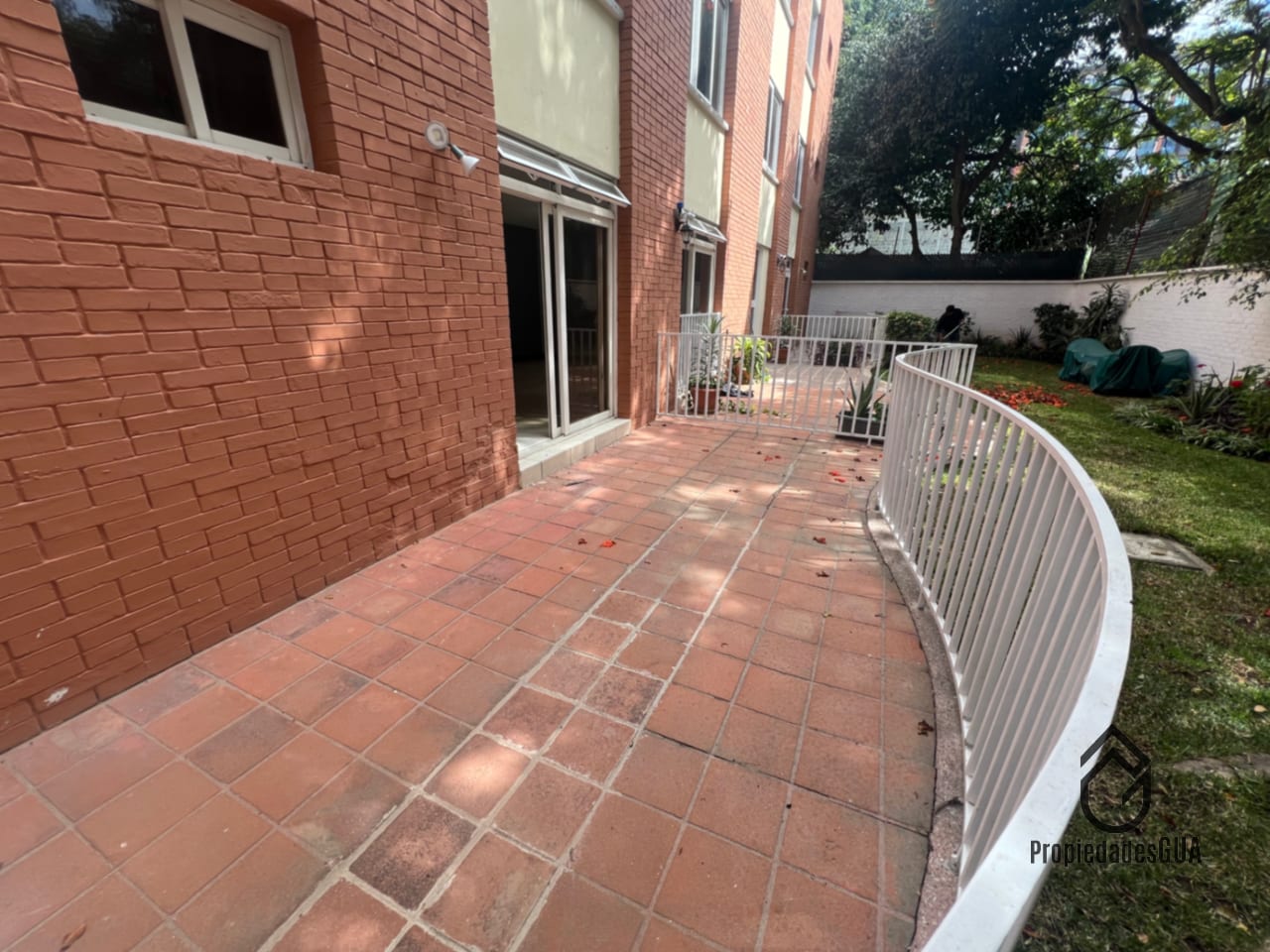 Apartamento amplio y recién remodelado zona 13 con terraza 1er nivel — Apartamento en Alquiler en Zona 13, Guatemala, Ciudad — foto 2 de 9