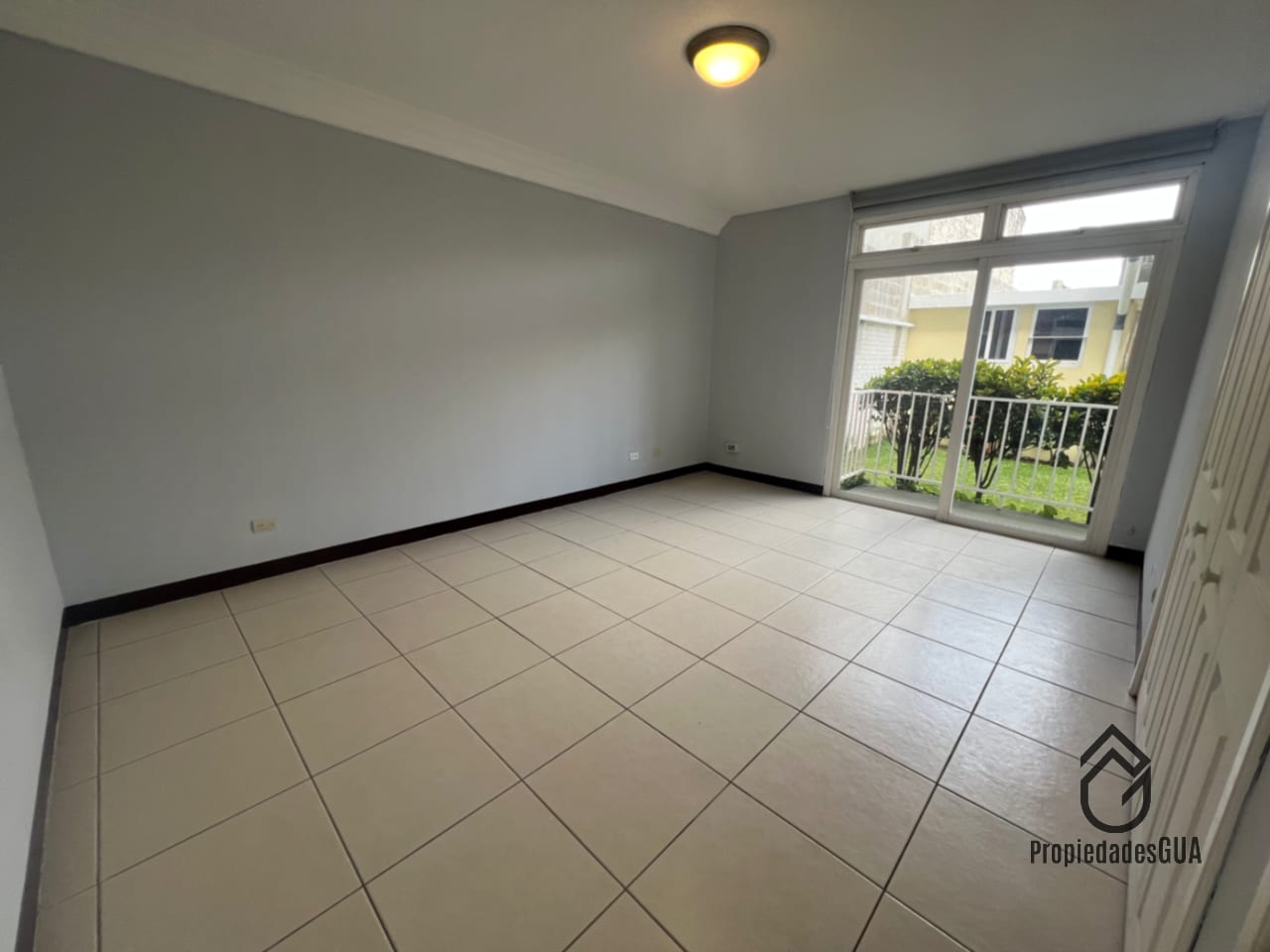 Apartamento amplio y recién remodelado zona 13 con terraza 1er nivel — Apartamento en Alquiler en Zona 13, Guatemala, Ciudad — foto 8 de 9