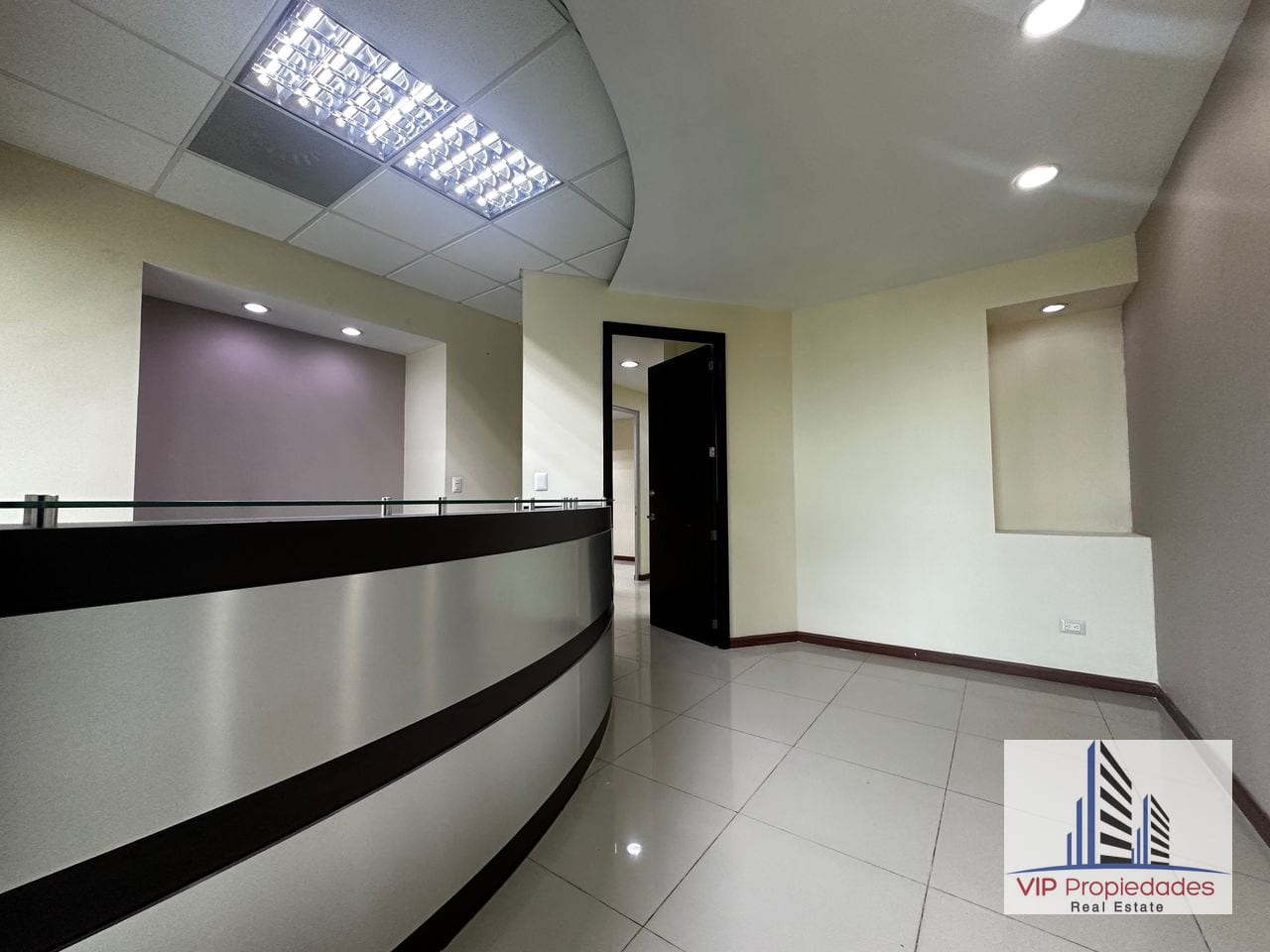 Reforma 10, oficina en alquiler — Oficina en Alquiler en Reforma 10 (Reforma Business Center), Zona 10, Guatemala, Ciudad — foto 1 de 9