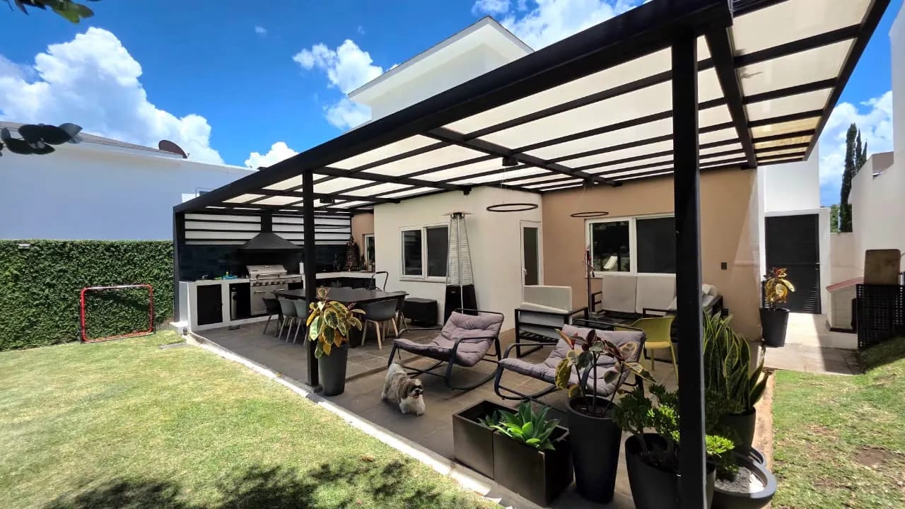 Casa con jardín grande en venta en Carretera a El Salvador La Fontana — Casa en Venta en La Fontana II, Carretera a El Salvador, Guatemala, Ciudad — foto 9 de 17
