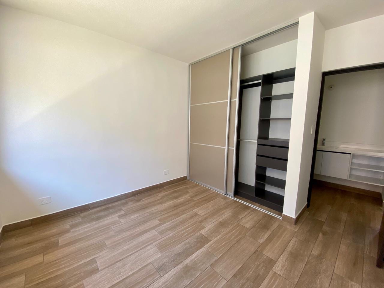Linda Casa Nueva en Venta 3 Hab Zona 16 Laureles de San Isidro — Casa en Venta en Zona 16, Guatemala, Ciudad — foto 6 de 13
