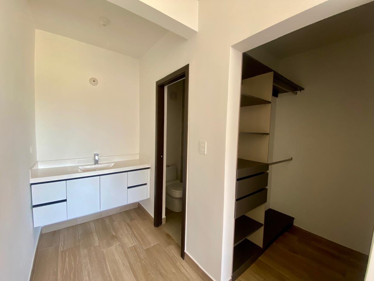 Linda Casa Nueva en Venta 3 Hab Zona 16 Laureles de San Isidro — Casa en Venta en Zona 16, Guatemala, Ciudad — foto 9 de 13