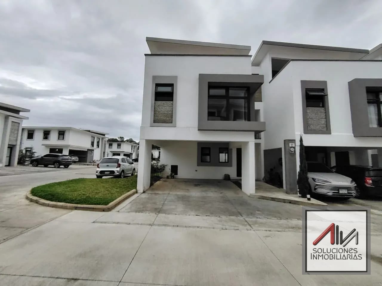Fachada — Vendo Casa en Condominio La Serena de Arrazola, Fraijanes, Guatemala — Casa en Venta en Carretera a El Salvador, Guatemala, Ciudad — foto 3 de 17