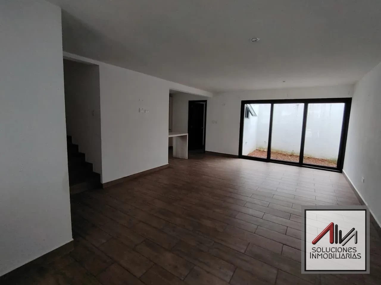 Sala - Comedor — Vendo Casa en Condominio La Serena de Arrazola, Fraijanes, Guatemala — Casa en Venta en Carretera a El Salvador, Guatemala, Ciudad — foto 4 de 17