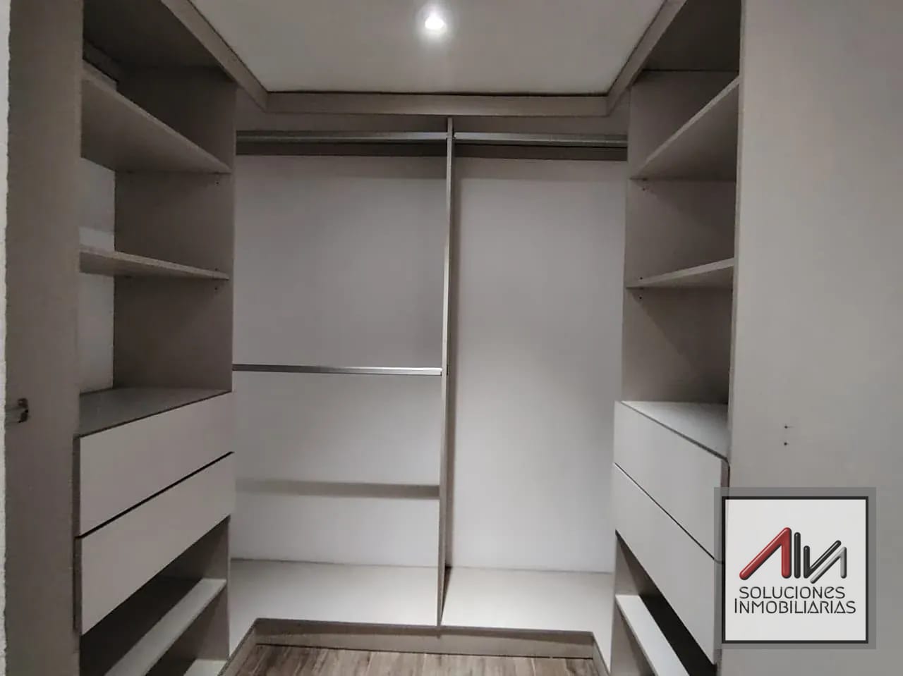 Walk in closet — Vendo Casa en Condominio La Serena de Arrazola, Fraijanes, Guatemala — Casa en Venta en Carretera a El Salvador, Guatemala, Ciudad — foto 10 de 17