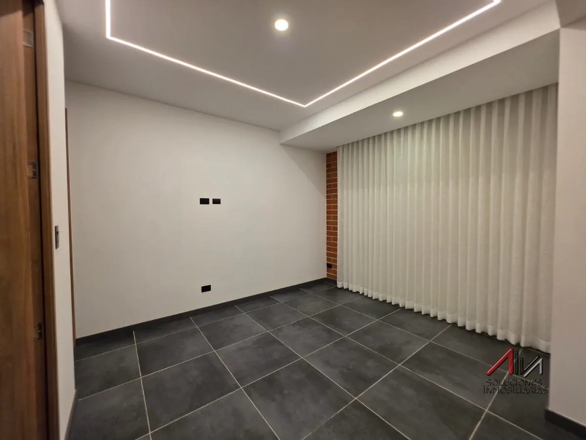 Dormitorio principal — Apartamento de 3 habitaciones en renta zona 10 cerca de Oakland Place — Apartamento en Alquiler en Zona 10, Guatemala, Ciudad — foto 1 de 9