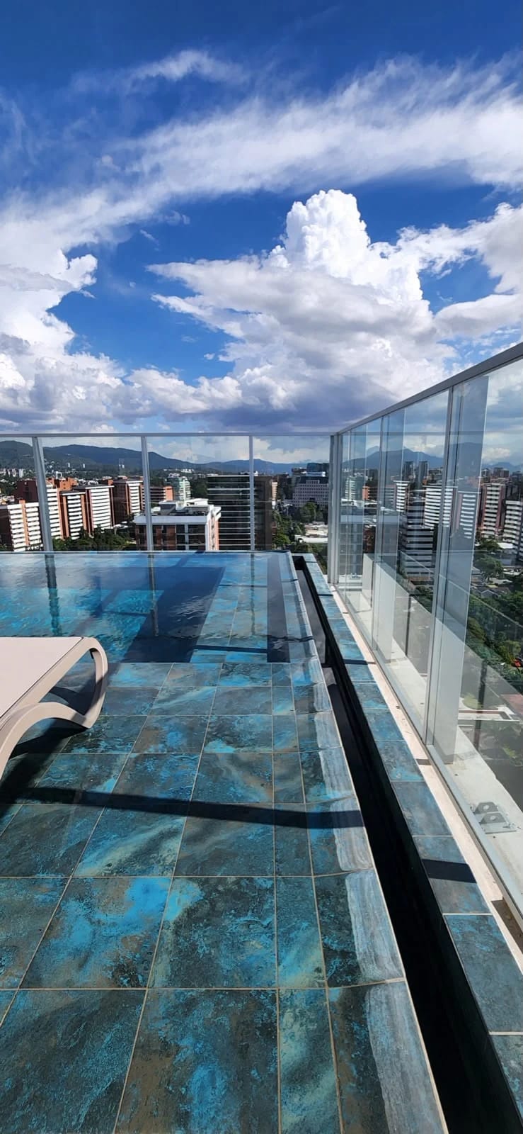 apartamento de Lujo amueblado en zona 10 — Apartamento en Alquiler en Zona 10, Guatemala, Ciudad — foto 7 de 10