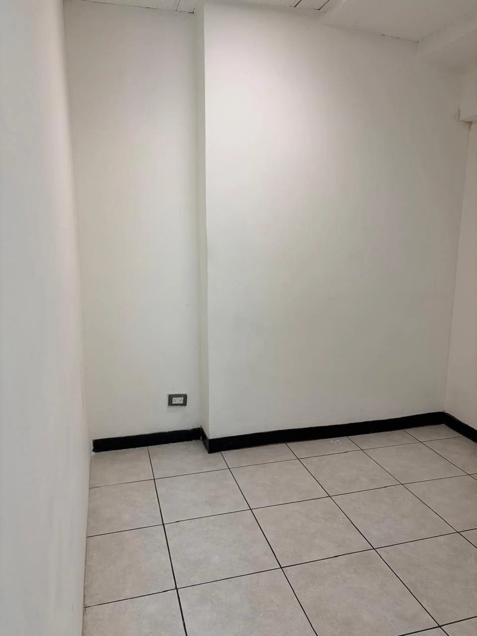Oficina en el primer nivel en zona 9 — Oficina en Alquiler en Zona 9, Guatemala, Ciudad — foto 3 de 9