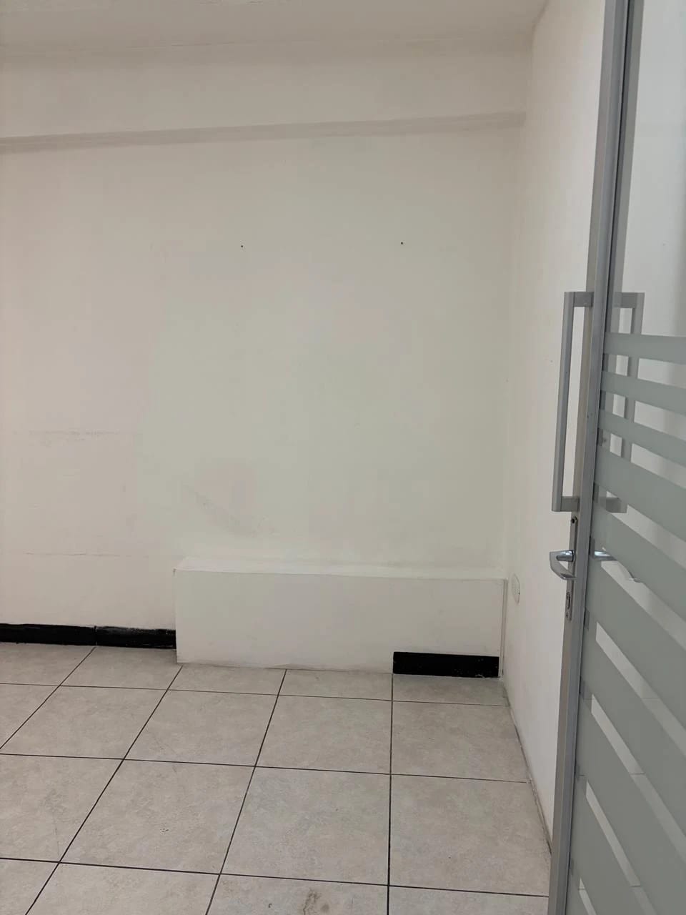 Oficina en el primer nivel en zona 9 — Oficina en Alquiler en Zona 9, Guatemala, Ciudad — foto 2 de 9