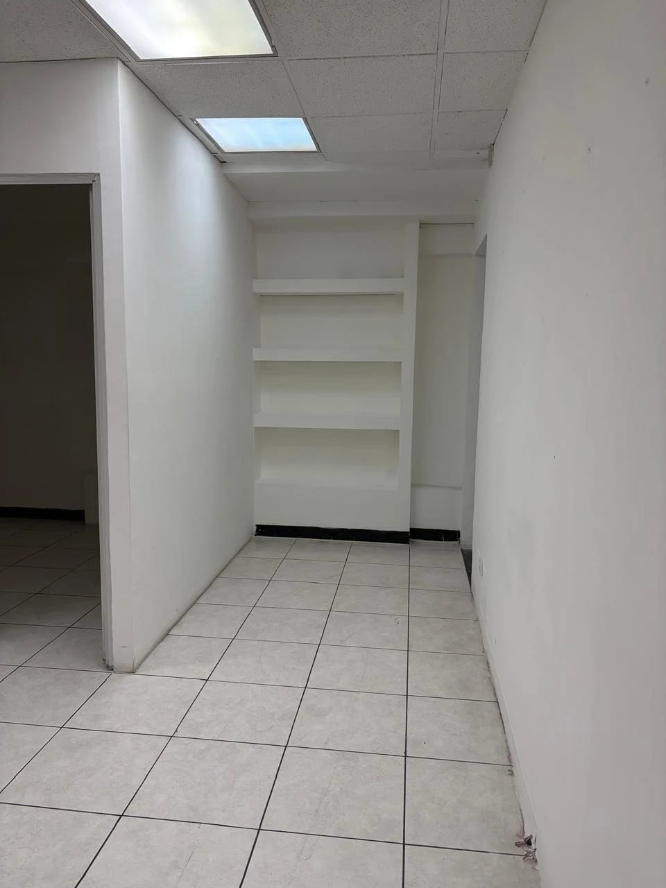 Oficina en el primer nivel en zona 9 — Oficina en Alquiler en Zona 9, Guatemala, Ciudad — foto 4 de 9