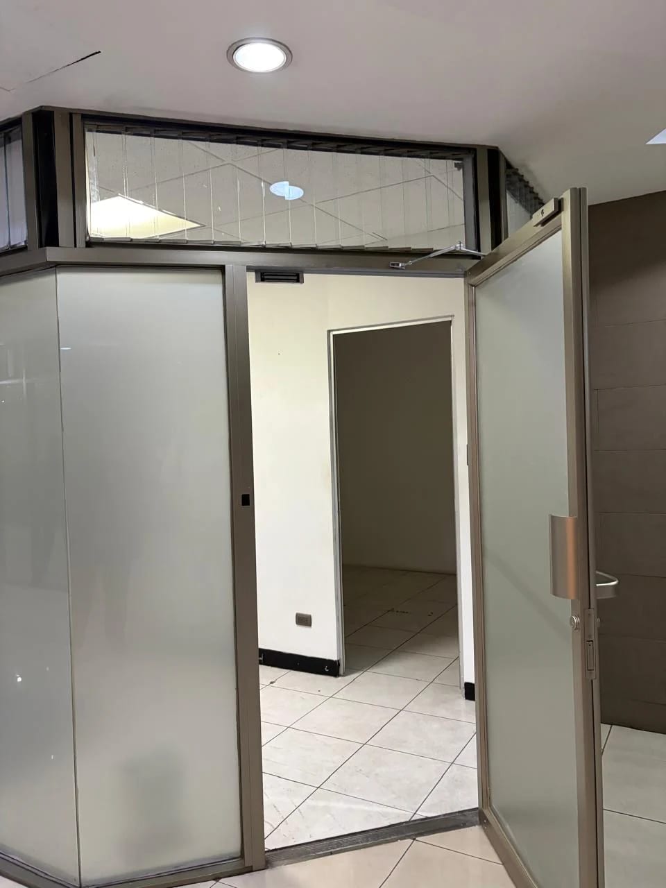 Oficina en el primer nivel en zona 9 — Oficina en Alquiler en Zona 9, Guatemala, Ciudad — foto 8 de 9