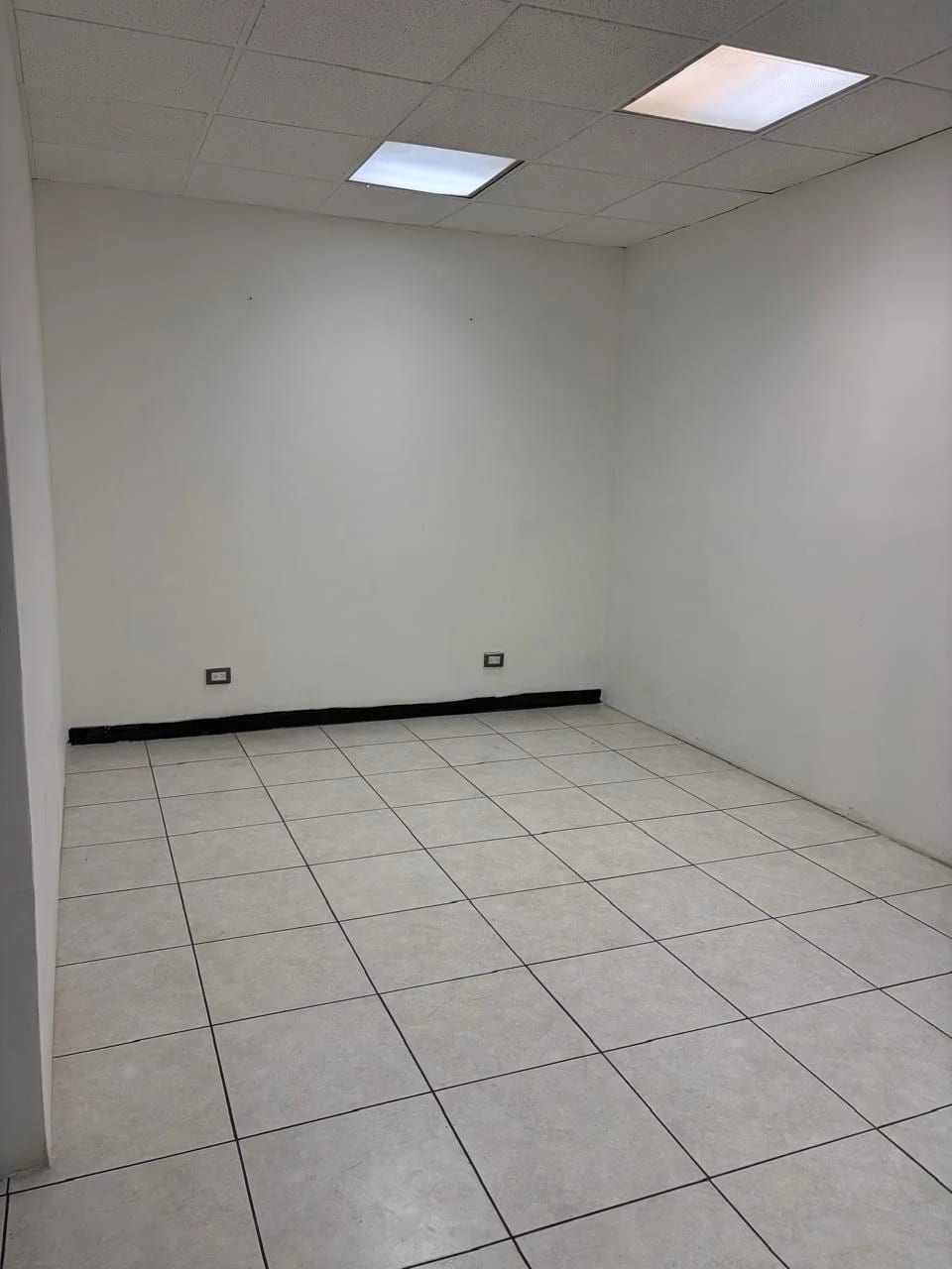 Oficina en el primer nivel en zona 9 — Oficina en Alquiler en Zona 9, Guatemala, Ciudad — foto 9 de 9